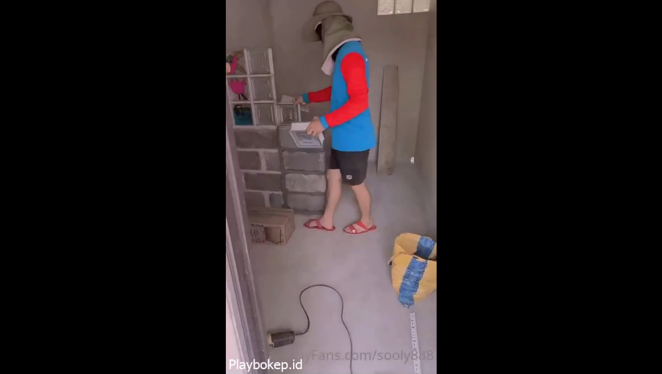 Tukang Kuli Lagi Kerja Diajakin Ngewe Dengan Majikan