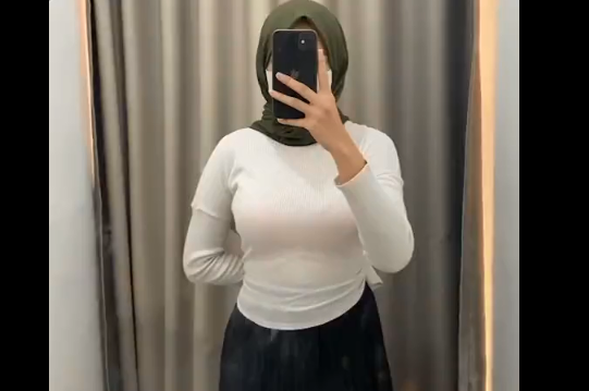 Jilbab Bening Ngepap Pacar di Fitting Room