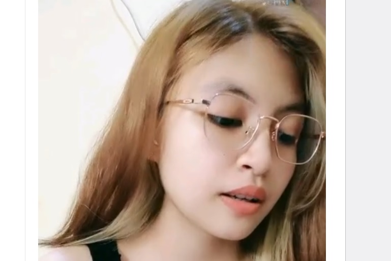 Aalisha Omek Pake Dildo Kecil