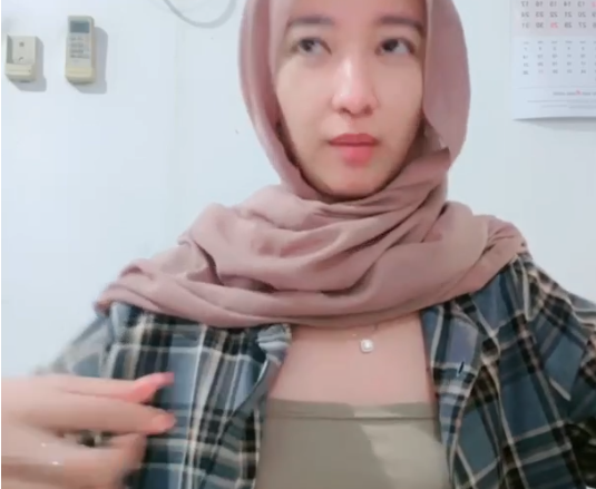 Rae Lil Mochi Live Pamer Toket Di Kantor