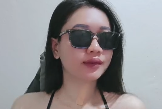 Host Cantik Berkacamata Hitam Live Toketnya Gandul Gandul