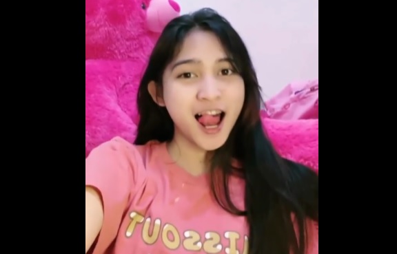 Listy Cantik Live Pamer Tocil