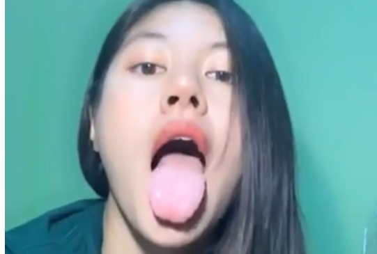 Shintia Dillani Cantik Asyik Omek Pakai Sikat Gigi