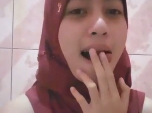 Gemercik Air Di Kamar Mandi Membuat Melly Hijaber Binal Buka Paha
