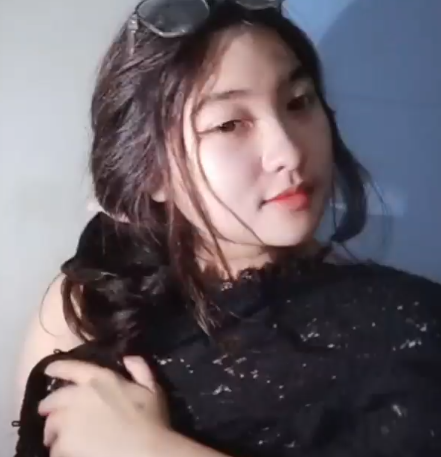 Seorang Gadis Cantik Live Malu Malu Harimau Pamer Toge