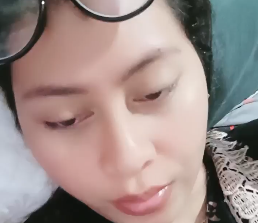 Live Mercy Aka Just Somecy pakai Kaca Mata Seksi Banget