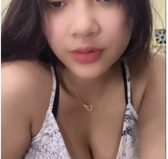 Uzi Janda Muda Live Pamer Belahan Dada Mulus