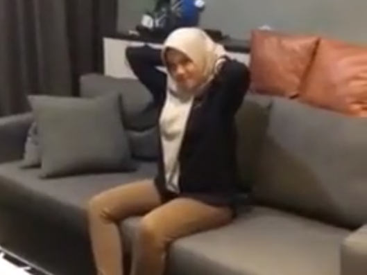 Mahasiswi Hijab di Suruh Pacar Telanjang Bulat