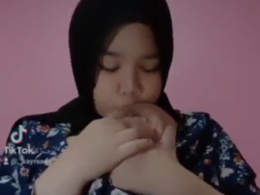 Hijaber Cantik Hisap Puting Sendiri