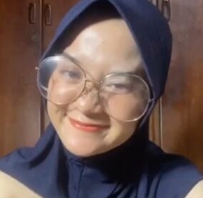 Neng Klarisa Mode Hijabers Sange Ngangkang Colmek Becek