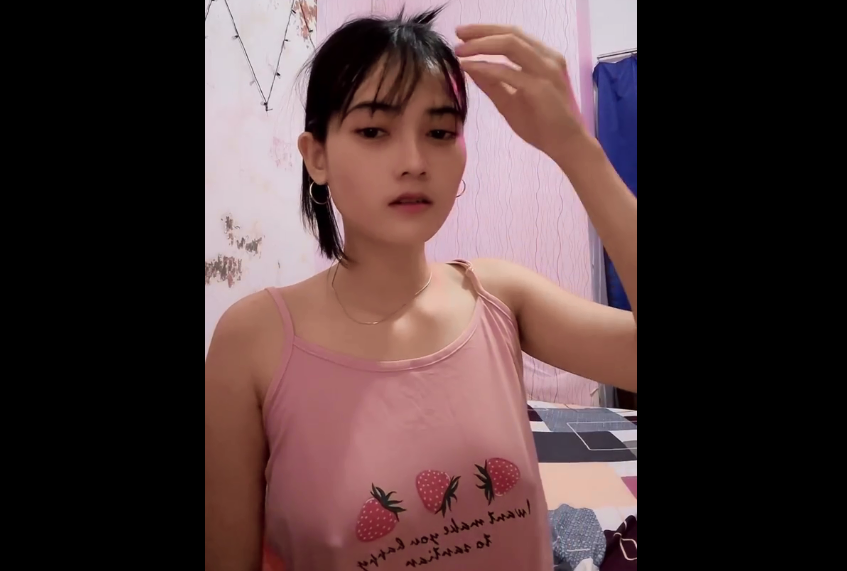 Dedek Molly No Bra Live IG