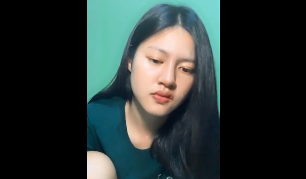 Cewek Bening Live Coli Pake Sikat Gigi
