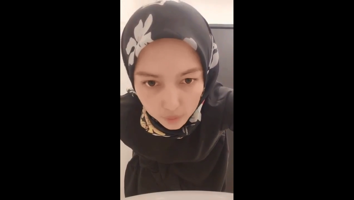 Jilbab Perawan Nekat Pamerin Memek Di Toilet Kantor