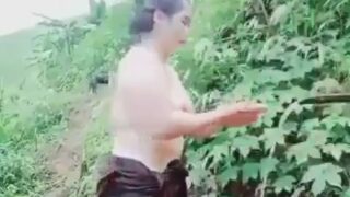 Sensasi mandi di pinggir bukit